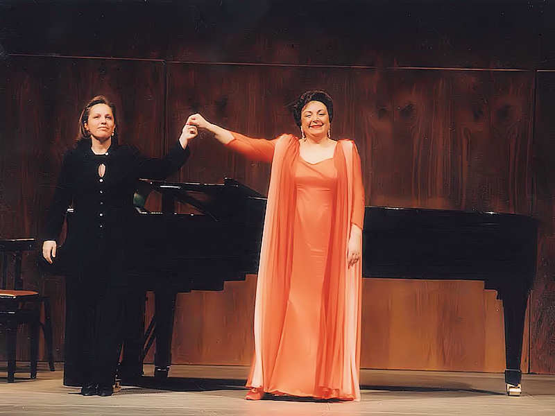 La soprano María Orán con su acompañante Chiky Martín, en el recital que ofreció al ser nombrada Académica de Honor de la RACBA (2001).